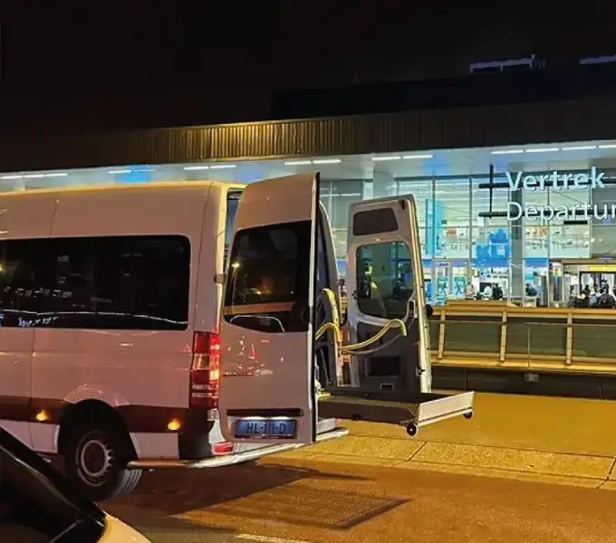 Rolstoelbus bij Schiphol voor reizigers uit Doorn